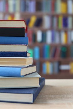 Ahşap zemin üzerine kitap yığını