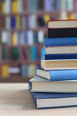 Okulda masanın üstünde bir yığın kitap var.