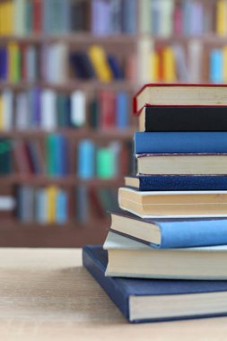 Beyaz arkaplan üzerine kitap yığını