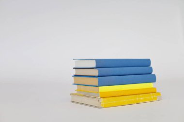 Beyaz arka plan, Ukrayna renkleri, Ukrayna bayrağı, Kurtuluş savaşı, Bağımsızlık, Savunma savaşı üzerine bir yığın kitap.,