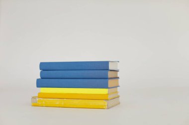 Beyaz arka plan, Ukrayna renkleri, Ukrayna bayrağı, Kurtuluş savaşı, Bağımsızlık, Savunma savaşı üzerine bir yığın kitap.,