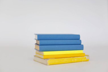 Beyaz arka plan, Ukrayna renkleri, Ukrayna bayrağı, Kurtuluş savaşı, Bağımsızlık, Savunma savaşı üzerine bir yığın kitap.,