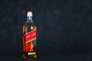 Zagreb, Hırvatistan, 20.04.2024 Johnnie Walker Kırmızı Etiketli viski ve viski