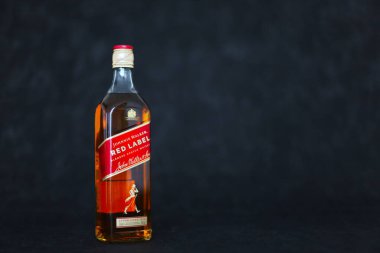 Zagreb, Hırvatistan, 20.04.2024 Johnnie Walker Kırmızı Etiketli viski ve viski