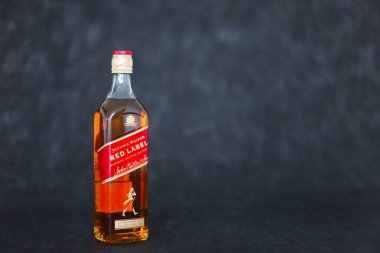 Zagreb, Hırvatistan, 20.04.2024 Johnnie Walker Kırmızı Etiketli viski ve viski