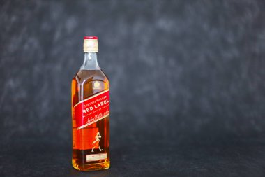 Zagreb, Hırvatistan, 20.04.2024 Johnnie Walker Kırmızı Etiketli viski ve viski