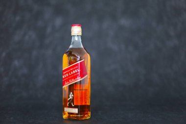 Zagreb, Hırvatistan, 20.04.2024 Johnnie Walker Kırmızı Etiketli viski ve viski