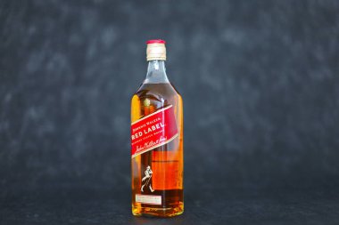 Zagreb, Hırvatistan, 20.04.2024 Johnnie Walker Kırmızı Etiketli viski ve viski