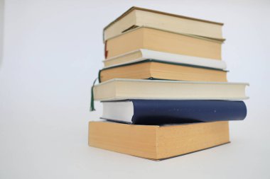 Beyaz arkaplan üzerine kitap yığını