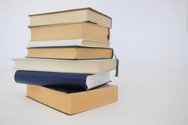 Beyaz arkaplan üzerine kitap yığını