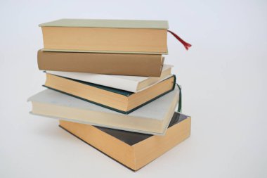 Beyaz arkaplan üzerine kitap yığını