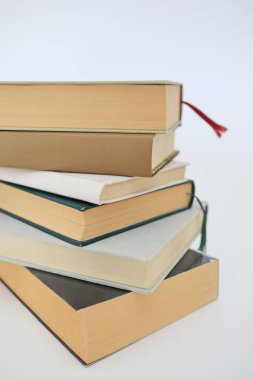 Beyaz arkaplanda izole kitap yığını