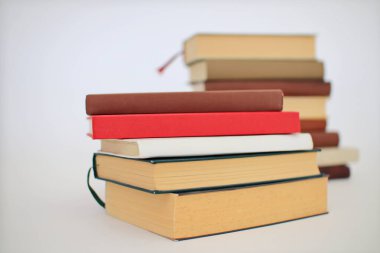 Beyaz arkaplanda izole kitap yığını