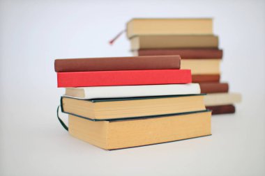 Beyaz arkaplanda izole kitap yığını