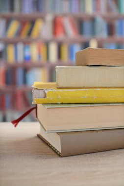 arka planda masada kitap yığını