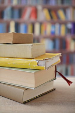 Bir kütüphanede kitap yığını