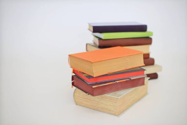 Beyaz arkaplan üzerine kitap yığını