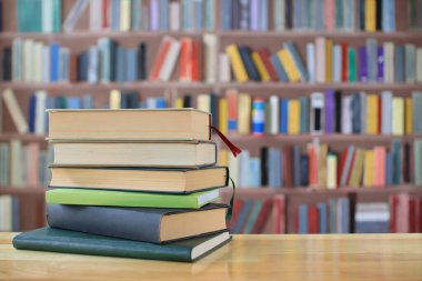 bir kütüphanedeki kitaplar.