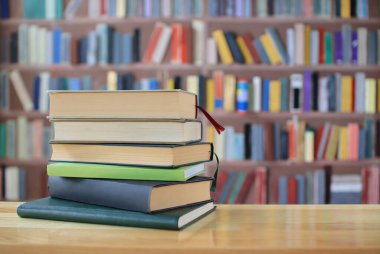 Kütüphanede kitap yığını