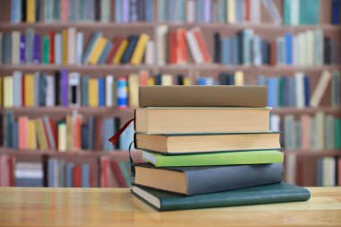 Kitaplar kütüphanedeki masanın üstünde.