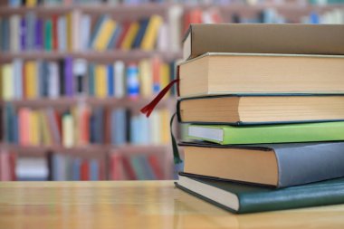 Kütüphanede bir yığın kitap
