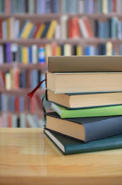 Kütüphanede bir yığın kitap