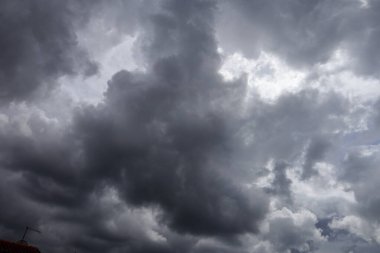 Gökyüzünde kara fırtına bulutları