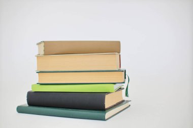 Beyaz arkaplan üzerine kitap yığını