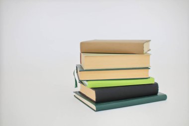 Beyaz arkaplan üzerine kitap yığını