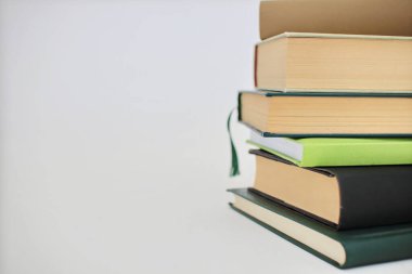 Beyaz arkaplan üzerine kitap yığını