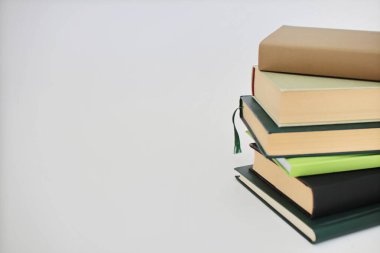 Beyaz arkaplanda izole kitap yığını.