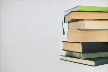 Beyaz arkaplan üzerine renkli kitap yığını