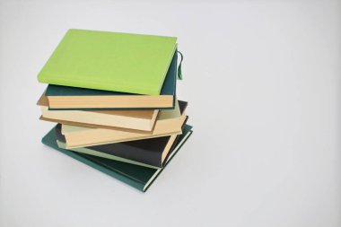 Beyaz arkaplan üzerine kitap yığını