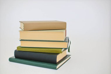 Masada bir yığın kitap var..