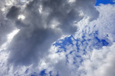 Beyaz bulutlu karanlık gökyüzü, beyaz bulutlu mavi gökyüzü ve mavi gökyüzünde tüylü bulutlar.