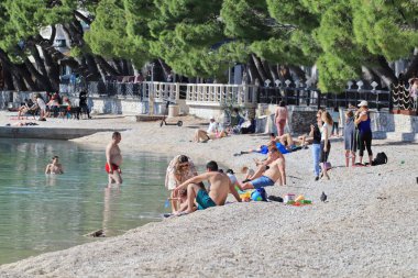 Makarska, Hırvatistan, 28 Nisan 2024. Nisan sonunda Makarska 'da güneşli bir gün