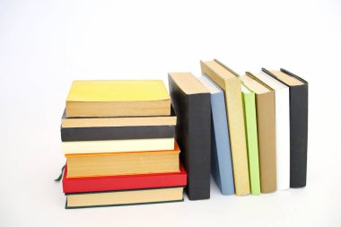 beyaz zemin üzerinde kitap yığını