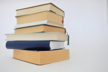 Beyaz arkaplan üzerine kitap yığını