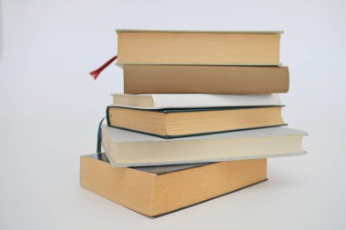 Bir satırda kitap yığını