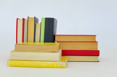 Beyaz arkaplan üzerine kitap yığını