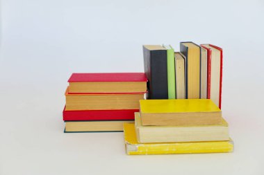 Beyaz arkaplandaki eski kitapların yığını