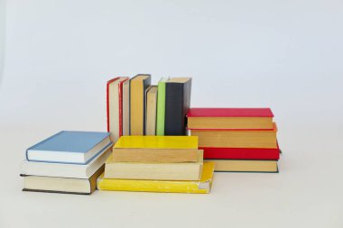 Kitap yığını, renkli arkaplan