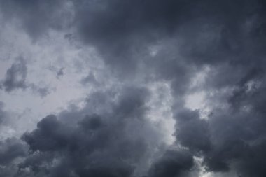 Dramatik karanlık gökyüzü bulutlu.