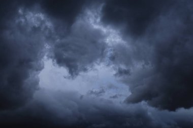 Fırtınadan önce fırtına bulutlarıyla dramatik karanlık gökyüzü