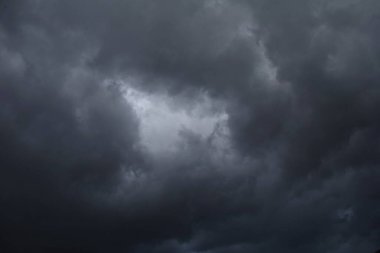 Gökyüzündeki dramatik kara bulutlar