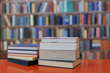 Turuncu masadaki kitap yığını