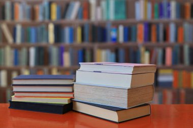 Turuncu masadaki kitap yığını