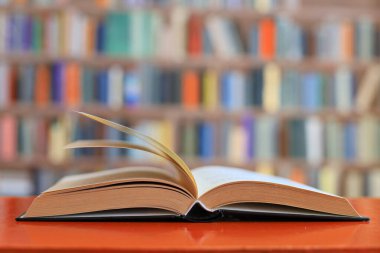 Kütüphanede masada kitap aç