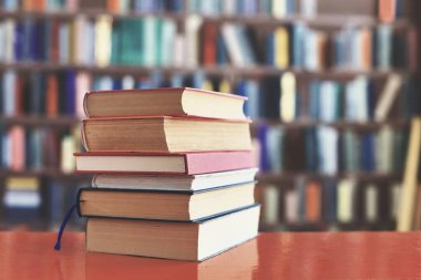 Kitaplar kütüphanedeki ahşap masada.