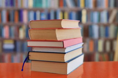 Ahşap zemin üzerine kitap yığını